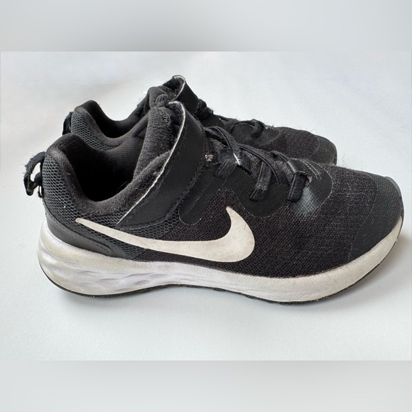 Nike Kids Black & White Sneakers - Picture 5 of 13